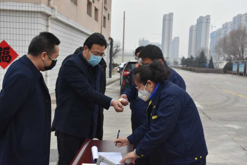 市城管局劉云飛局長一行蒞臨忻州市水務有限責任公司污水處理分公司檢查疫情防控及復工復產工作情況。.jpg